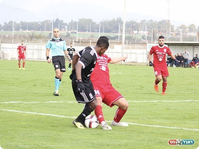 גדי מלסה מנסה לחדור לרחבה (דאפר מחאמיד)